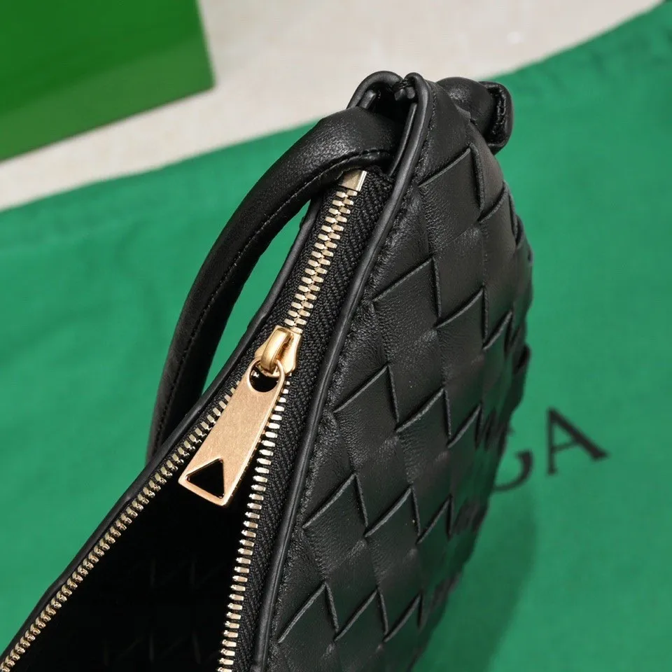 Batch 1220 BV has released new products. The small size TURN #recommended new hot style is still the classic woven logo that we can recognize at a glance. It is really a unique style that is familiar and unfamiliar! Made of sheepskin braiding, with beautiful gold beads on the shoulder straps for free adjustment. You can switch between the shoulder bag and the handbag at will. It has a concave and convex shape anytime and anywhere. It is a practical king with a unique personality. It also has the right color combination that can be sweet or salty. It is full of style. It is a beautiful summer catwalk style. Pull it out quickly. Small size: 29*3*19. Model: 6699-2#